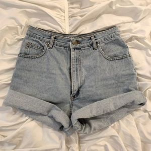 VINTAGE rolled light wash Bermuda jean shorts